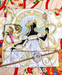 tanuki-kimono:  Hand painted Sailor Moon obi by  @kimono_ruu (and by the name of the moon I am 7 years old again &lt;3)
