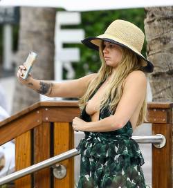 celebpoonanie:  toplessbeachcelebs:  Chanel West Coast (Singer/Actress) caught taking a selfie of her boob in Miami (December 2016)  ⭐⭐⭐⭐⭐⭐⭐⭐⭐⭐⭐