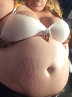 greedyofficefatty:Turning into a greasy, slobby, fat filled blimp… Big girls do it better