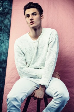 model-hommes:  Jonas Kautenburger photographed by Florian Grey.