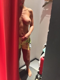 She left open changing room in shopping mall #anahotwife