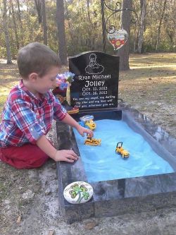 krnjesus:  danthemedicman:  heathers-rivera:  Family added a sandbox to their baby’s grave so big brother could “play with” him when they visit the cemetery  Excuse me while I violently sob  This is the saddest thing I’ve ever seen on this goddamn