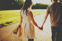 Couple,Love,Holding hands - inspiring picture on PicShip.com en We Heart It. https://weheartit.com/entry/77069651/via/beauty_with_grace