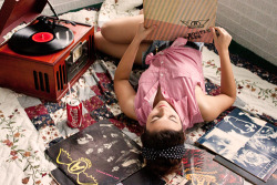 chickswithrecords:  have a coke and a vinyl.