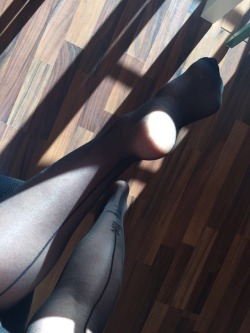 sneakywife:I love the shine of my tights against the sun .. lovely mornings ❤