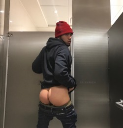 briannieh:  ‪…this layover in Virginia got me bored so I figured I’d take butt selfies in the airport bathroom 🙄😇‬#briannieh