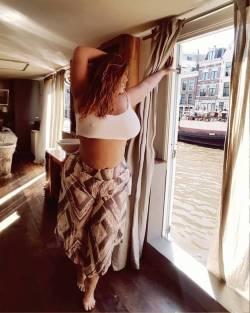 londonandrews:  Houseboat view of the canal - Too many boats to shoot nudes. But my outfit is cute! @freepeople actually created pants that fit a size 18… I am thankful. I love their clothes but everything they create is made for impossibly tiny people….!