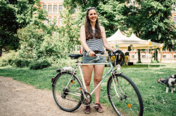 werideleipzig:  Rosanna - bald Studentin“Das erste, was ich mir besorgt habe als ich von Zürich nach Leipzig gezogen bin, war mein Fahrrad Esmeralda. Seitdem sind wir unzertrennlich auf ewiglich.”