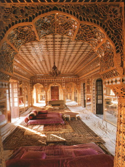 Indian Interiors, photographies de Deidi von Schaewen, ed. Tashen, 2008. If I had a perfect sex room, this is exactly what it would look like. To the T.