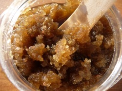 vialsofbrightforgettingpowders:  ALRIGHT MOTHERFUCKERS, TIME FOR SOME LEARNIN SO SIT OUR BITCH ASS DOWN AND GET OUT OUR NOTEPAD THIS SHIT RIGHT HERE IS SUGAR SCRUB. YEAH I KNOW YOUVE SEEN IT BEFORE BUT YOU DONT KNOW WHAT I KNOW AND THAT WHEN YOU USE IT