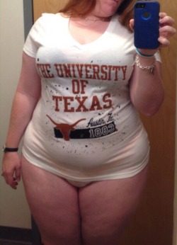 thickchicksnjunk2:  EveryTHIGHS bigger in Texas!!!     Inbox gift from Michelle of bnbbombshells  What a sexy body!!!