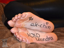 leandrastootsies:   hi leandra i dont know if you do request but i was wondering if you could write my name on the bottom of your feet please (request by ak-chin)  This is the first request i’ve fulfilled and it was quite fun☺☄ Happy New Year ☄