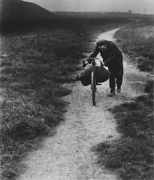Bill Brandt - Unemployed miner returning home from Jarrow, 1937. Nudes &amp; Noises  