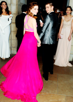 stonefieldofdreams:  Emma Stone and Andrew Garfied hold hands at the Met Gala 2014 
