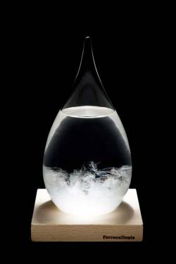 gonnawannagetit:  Tempo Drop – Weather Forecast Storm GlassWanna see it work? Video inside &gt;&gt;The Tempo Drop Weather Forecast Storm Glass is a weather forecasting  device composed of a sealed glass container that is filled with  distilled water,