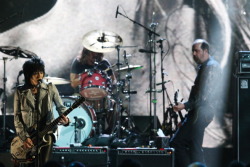 phearts:  Joan Jett, Kim Gordon, St. Vincent &amp; Lorde perform with Nirvana - Rock and Roll Hall of Fame 2014 