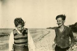  Boris Vian (à droit) et son frère Alain sur la plage de Landemer, vers 1933 