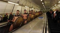 tigrismedve:Best 300 Cosplay ever, in the London Tube