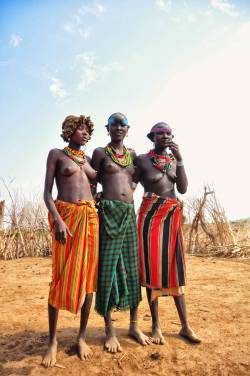 Ethiopian Dassanech women, by Rod Waddington.