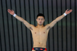 chinitongkalbo:  Yang Jian is one of my favorite diver now. He is the current world champion and the record holder for the highest score in Diving. You can view his dives here https://www.youtube.com/watch?v=87hnvMbIEW8 