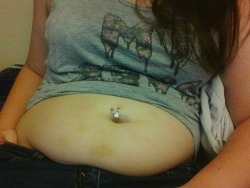 guro-kun:  woodsgotweird:  look at my cute belly button ring its all curly like a pigs tail (✿◠‿◠)  It’s adowable  this is why i need to get a belly piercing :)