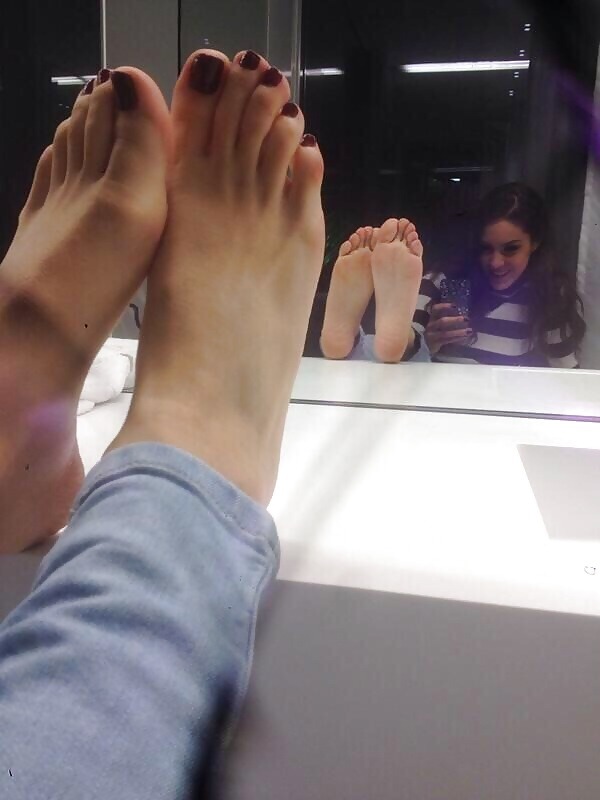 Chick shows her sexy feet