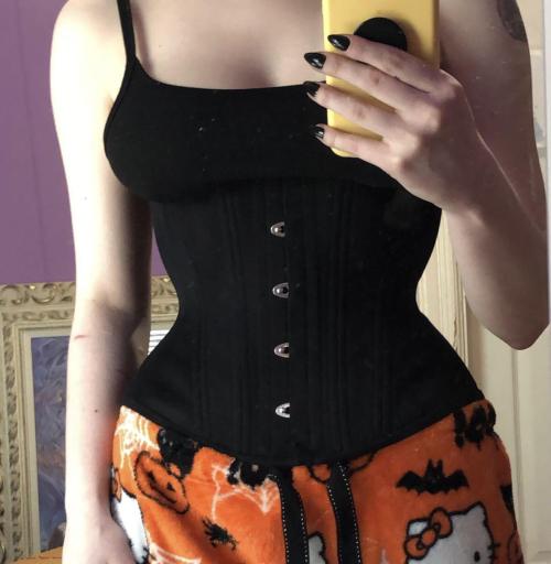 bustiers-and-corsets:  First time wearing my 22’ TT Novice! Theres around a 1’ lacing gap rn but I love it!