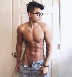 aznboizaresex: (via In need of “back to school” clothes, because college loans… by @zaddynak - Piknu) 