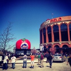 angelassnappyshots:  big apple mets. #nyc #newyorkcity #queens #citifield #mets #newyorkmets #baseball #mlb (at Citi Field)