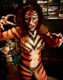 monstermaidens:Here kitty kitty! #monstermaidens #tigress #tiger #monsterpinup #monster #bodypaint #bodypainter #bodypainting #claws #fangs #facepaint #makeupartist #makeup