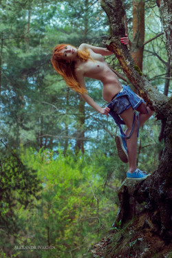 (more girls like this on http://ift.tt/2mVKSF3) Summer - best time for tree climbing&hellip; naked