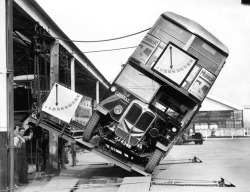 Tests de renversement des bus de Londres, 1933.