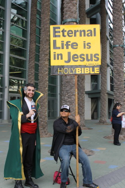 dast303:  Funny things you see at cons: People telling Ra’s Al Ghul how to have an eternal life. “Funny, I’ve had my eternal life because of the Lazarus Pit” 