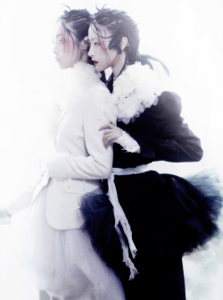 bienenkiste:  “Noir et Blanc”. Park Ji Hye &amp; Kim Sung Hee by Lee Gun Ho for Vogue Korea January 2013 
