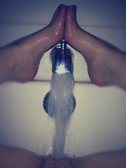 thatsexgirl:  The best way to end showertime.  Very creative and nicely done.  Me likey lots!