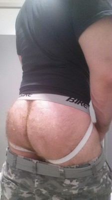 honey-pot:  feelin’ ornry, done legs four times this week due to injury, here’s a pic of my hairy ass