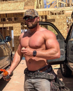 furonmuscle:Much too smooth from the neck down but awesome body and great beard! Isn’t there a video hanging about of this guy doing construction?