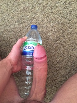 bigmeasuredcocks:PRINGLES CHALLENGE: This follower has set the bar high…   does anyone measure up as well next to a PRINGLES can? Send in your submissions.  1.5 litre water bottle and a Pringles can… Hope its big enough 