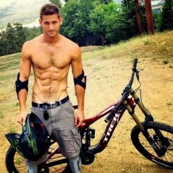 insideonly:  thecuteguyslove:  Ciclista &lt;3   Perfection……