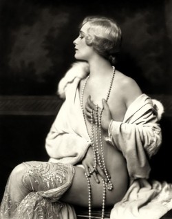 anotherstateofmind67:  1920s: Ziegfeld Follies Source:Via La Boite Verte 