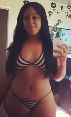 goldieloc:  pearhub:  #thick #bbw #wide hips #selfie  somebody got a fine thick baby momma