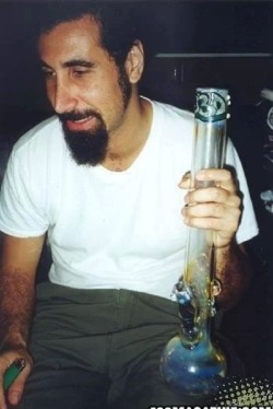 strictly-hydroponic:  brndns-baked:  soadchopsueyfan:  Serj Tankian after performing @ Big Day Out, Australia (2002)  Man I miss System of a down    Sammee^