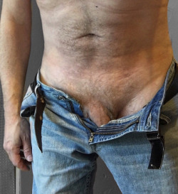 horny-dads:  out of the Jeans  horny-dads.tumblr.com   