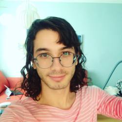 appleattistyle:    Cleaned my room and my hair dried so nicely…finally out of that post-storm funk?   she/her   so cute omg!!!