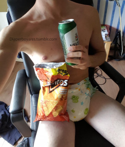 diaperboyares:  Potato chips, beer and a diaper. Life is good. :)