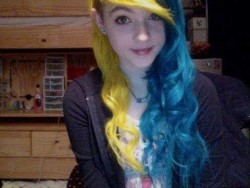 fyhaircolors:  yellow and turquoise two toned hair