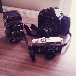 laboargentique:  Cameraporn par @yaelparis : Leica M2, Rolleiflex Automat 2 et Pentax 67II  / Cameraporn sent by @yaelparis : Leica M2, Rolleiflex Automat 2 and Pentax 67II. —  Rejoignez la grande chaîne des caméraporn, envoyez nous vos photos par