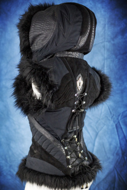 coelasquid:  Ayyawear is trying a new distribution approach to their Yin Vest lines that up until recently have pretty much exclusively been sold as made-to-order pieces! They’re running a crowdfunding pre-order campaign where you can order one of two