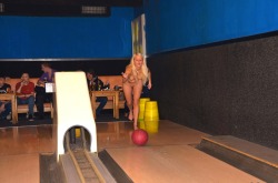 nakedgirlsdoingstuff:  Truth or dare at the bowling alley.