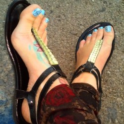 drftlvr:  jolienblue:  ifeetfetish:  Me#feet#sexyfeet#sexytattoos #sexyarches#sexytoes#flats#girlsfeet#footlovers#footmodel#footfetish#girlsfeet by rip_this_is_me_and_thats_all_ http://ift.tt/1shSon9   💙  Müthiş ayaklar…
